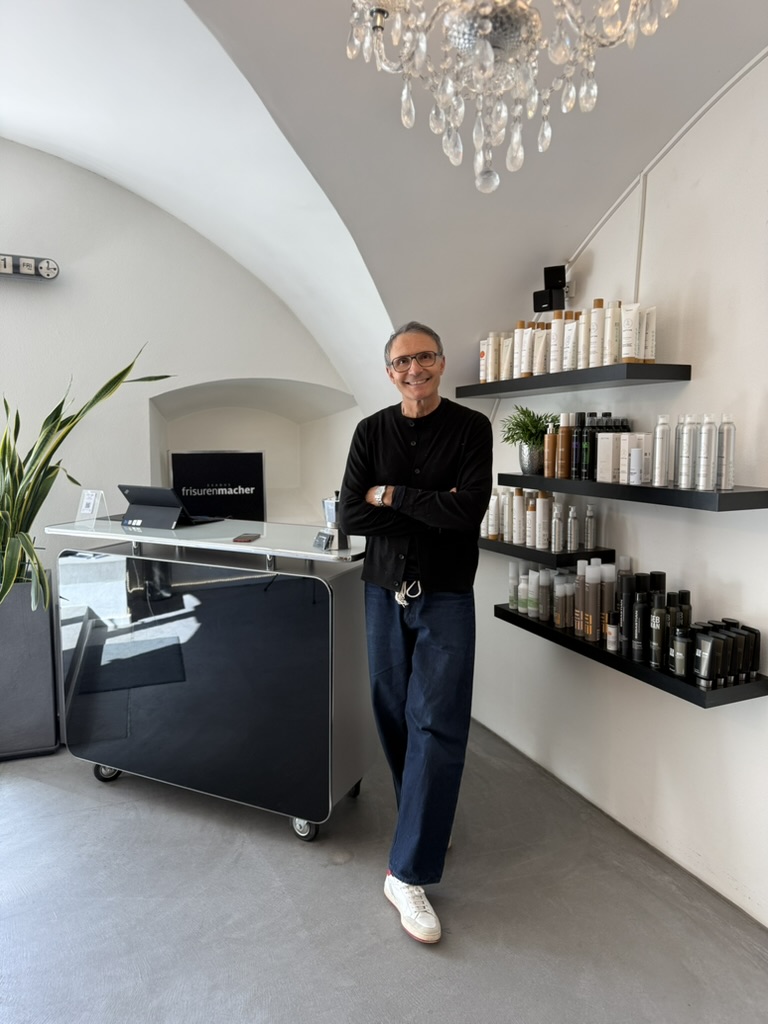 Diego Zabeni in seinem Salon in Wädenswil